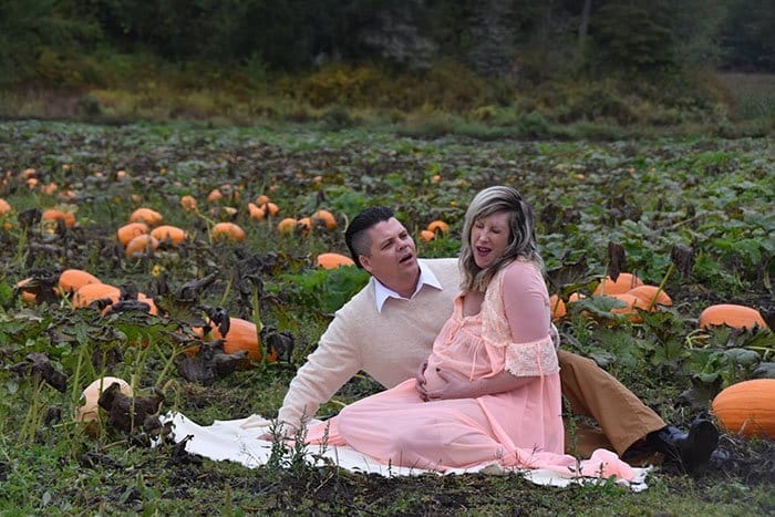 funny-maternity-photoshoot-alien-pumpkin-field-todd-cameron-li-carter-2