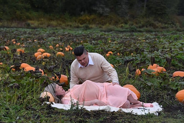 funny-maternity-photoshoot-alien-pumpkin-field-todd-cameron-li-carter-3