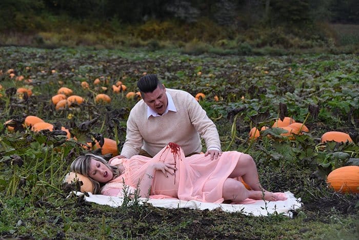 funny-maternity-photoshoot-alien-pumpkin-field-todd-cameron-li-carter-4