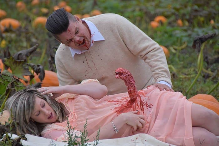 funny-maternity-photoshoot-alien-pumpkin-field-todd-cameron-li-carter-5